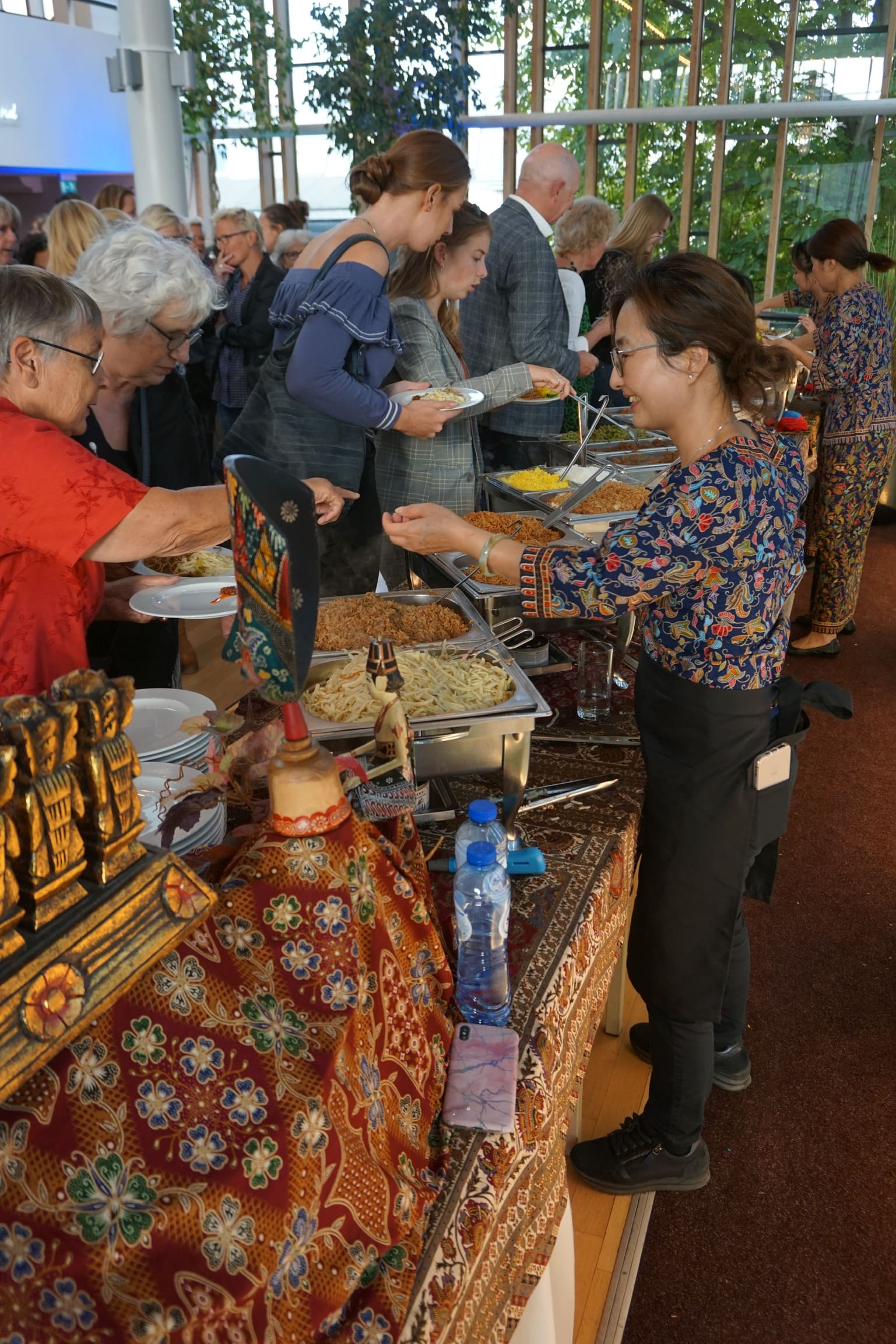 Gasten die zich bedienen van het Indonesische buffet van Toko Tropical tijdens een bedrijfsevenement