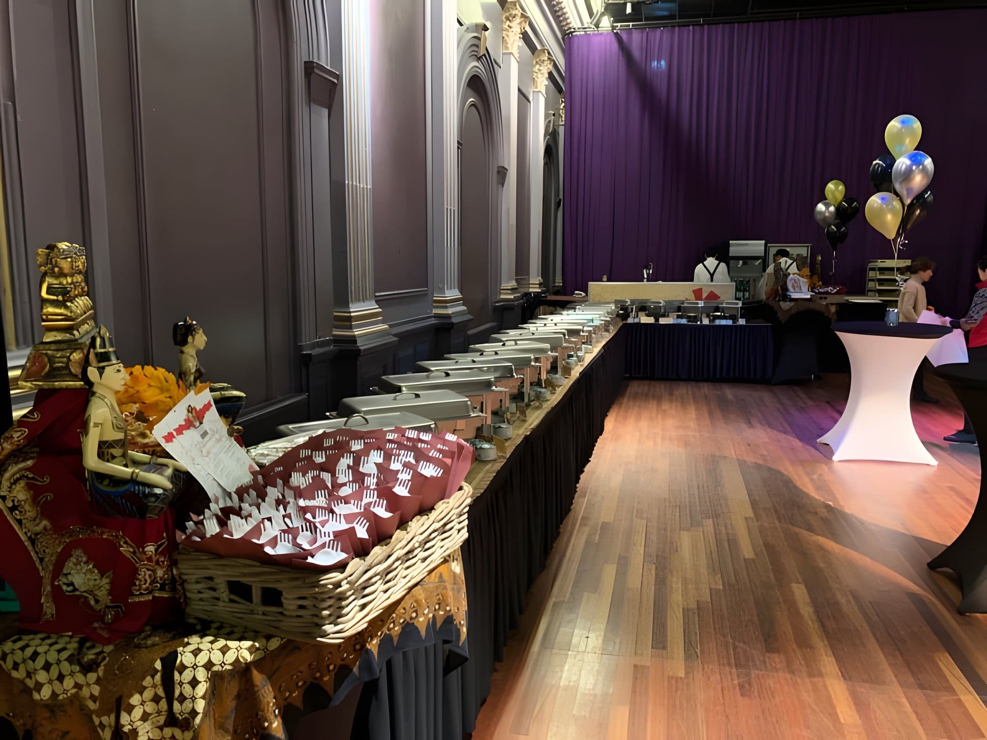 Cateringbuffet van Toko Tropical opgesteld in een feestzaal met ballonnen